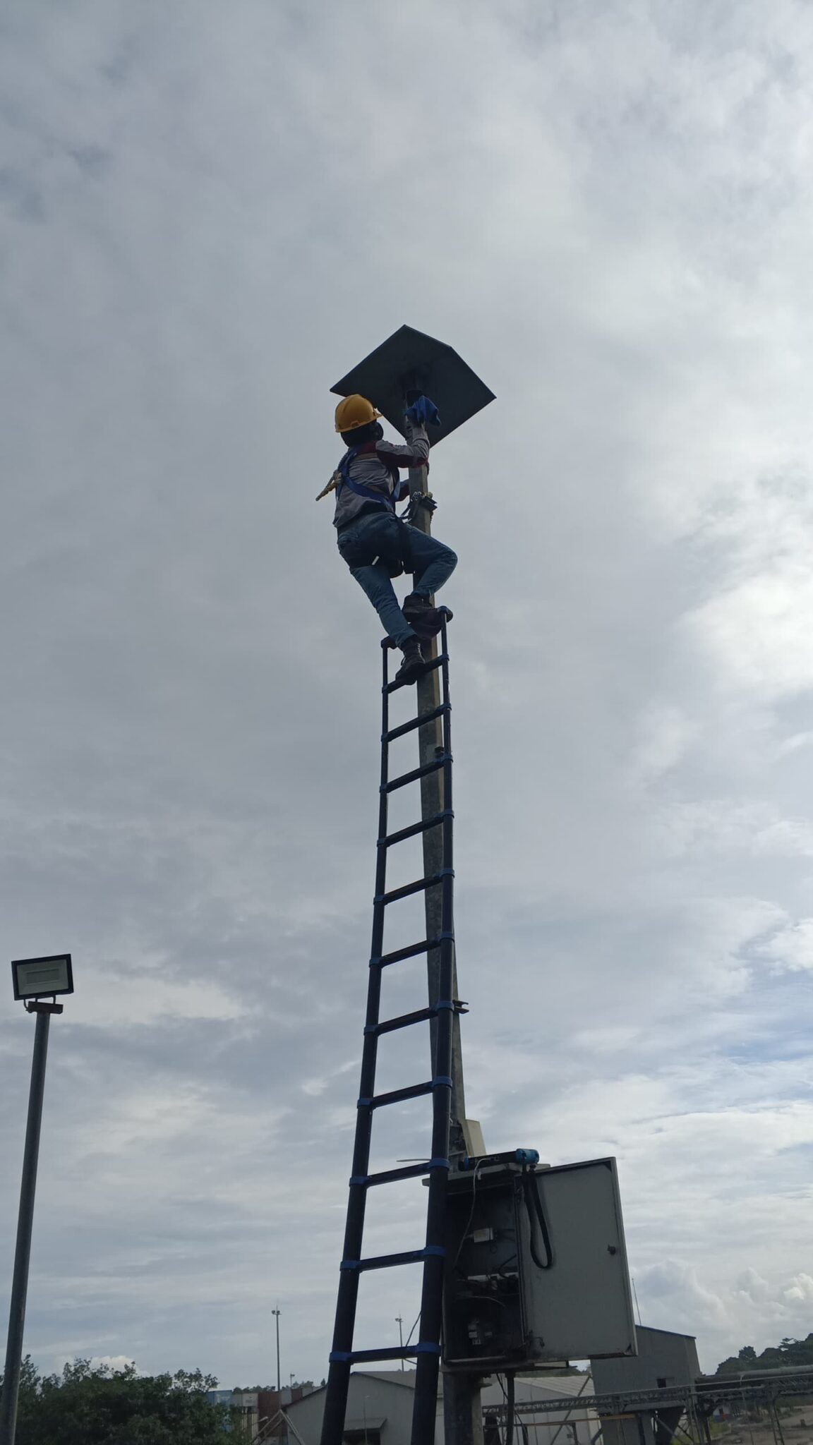 Teknisi CV Dika Prima Solutions melakukan maintenance kamera CCTV outdoor di area Indocement Kalsel