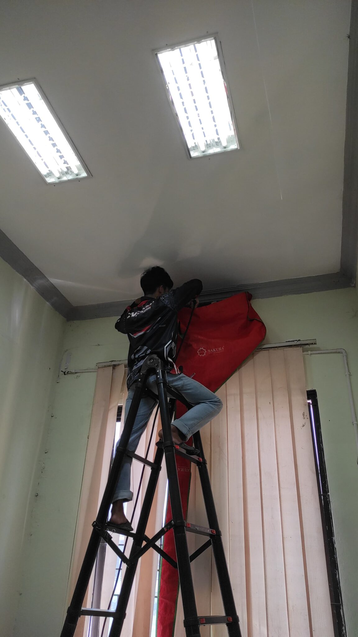 Teknisi CV Dika Prima Solutions bersiap cuci AC indoor kantor klien