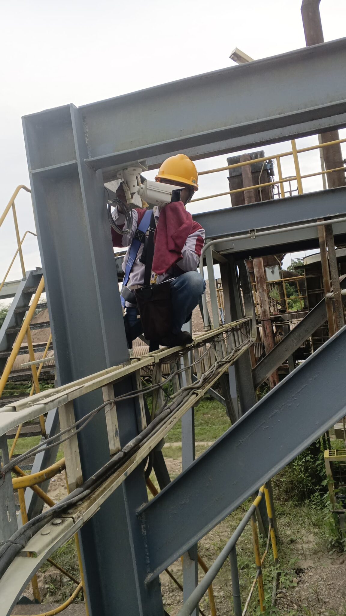 Proses pemasangan CCTV oleh teknisi profesional.